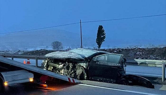Afyonkarahisar'da feci kaza! Otomobil duvara çarptı: 1 çocuk öldü, 6 yaralı