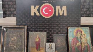 Durdurulan araçta ele geçirildi! Tarihi ikonaları bakın nereye gizlemişler