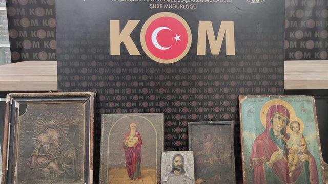 Durdurulan araçta ele geçirildi! Tarihi ikonaları bakın nereye gizlemişler