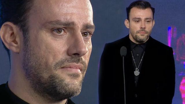 Yılın oyuncusu ödülünü alan Salih Bademci gözyaşlarını tutamadı! 