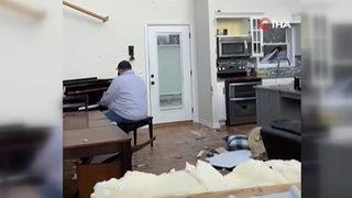 Sosyal medyanın gündeminde! Hortumda yıkılan evinde piyano çaldı