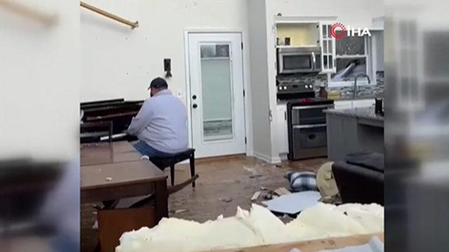 Sosyal medyanın gündeminde! Hortumda yıkılan evinde piyano çaldı