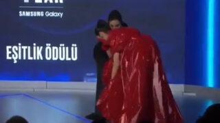 GQ Men Of The Year 2021 Ödül Töreni’nde Ahu Yağtu'nun talihsiz anları! Ayağı takılınca yere düştü