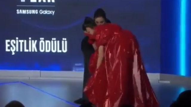 GQ Men Of The Year 2021 Ödül Töreni’nde Ahu Yağtu'nun talihsiz anları! Ayağı takılınca yere düştü