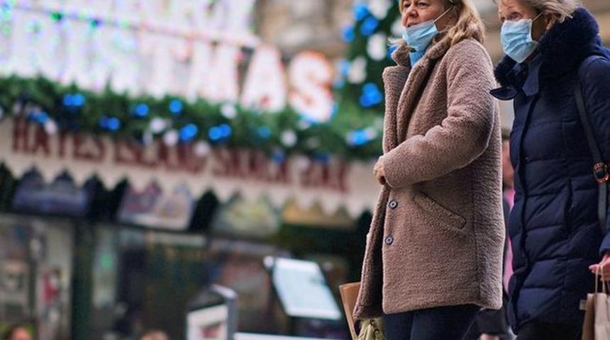 İngiltere'de Omicron vakaları hızla artıyor, Kraliçe, Noel yemeğini iptal etti