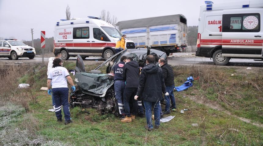 Bolu'da servis midibüsü ile otomobilin çarpıştığı kazada 9 kişi yaralandı