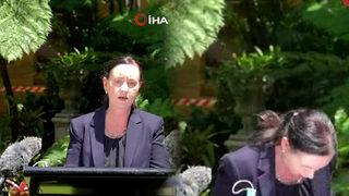 Saniye saniye görüntülendi! Bacağına tırmandı, basın toplantısını yarıda kesti