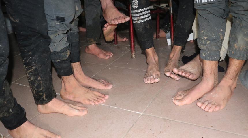 Göçmenlere insanlık dışı muamele! Yalın ayak 4 kilometre yürüdüler, donmak üzereyken bulundular