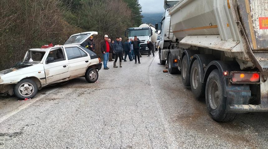 Düzce'de tır ile otomobilin çarpıştığı kazada 2 kişi yaralandı