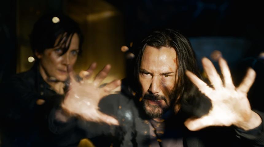 Matrix Resurrections filminin başrol oyuncusu Keanu Reeves, sınırları zorladığını söyledi! “46. kattan defalarca atladık”