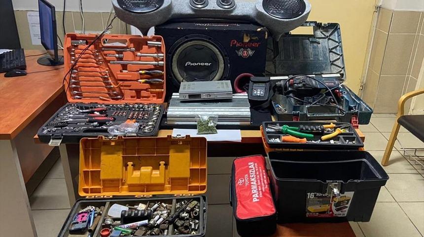 Aydın'da 3 otomobilden hırsızlık yapan 2 şüpheli tutuklandı