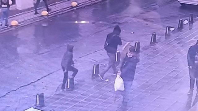 Güngören'de hırsız yolda yürüyen kişinin çantasını kesip 9 bin dolar çaldı