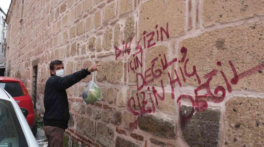 Tarihi caminin duvarına tepki çeken yazı