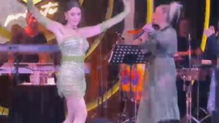 Simge Sağın ve Gülşah Saraçoğlu karşılıklı göbek attı