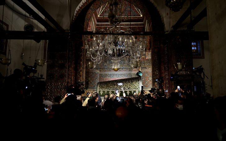 Kültür ve Turizm Bakanı Ersoy, Hazreti Mevlana'nın yenilenen sandukası ve puşidesinin açılışını yaptı G1