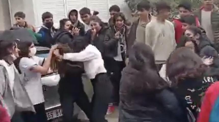 Herkes şaşkınlıkla izledi! Kız öğrencilerin acımasız kavgası