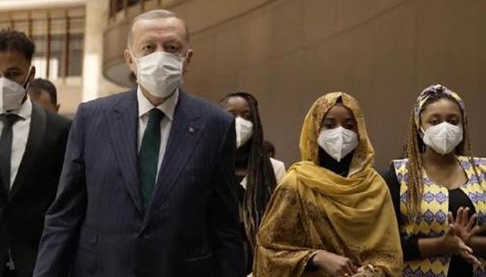 Erdoğan'dan Afrikalı öğrenciye: Benden iyi okuyorsun