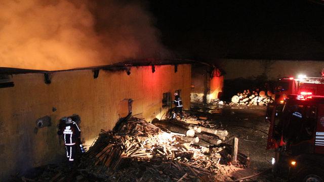 Tokat'ta gece vakti korkutan yangın! Kereste fabrikası alev aldı