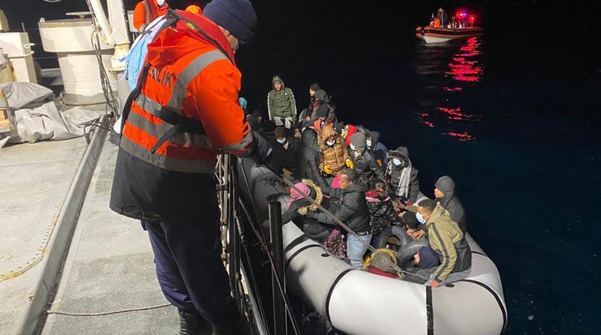 İzmir açıklarında kaçak göçmen operasyonu: 50 kişi yakalandı