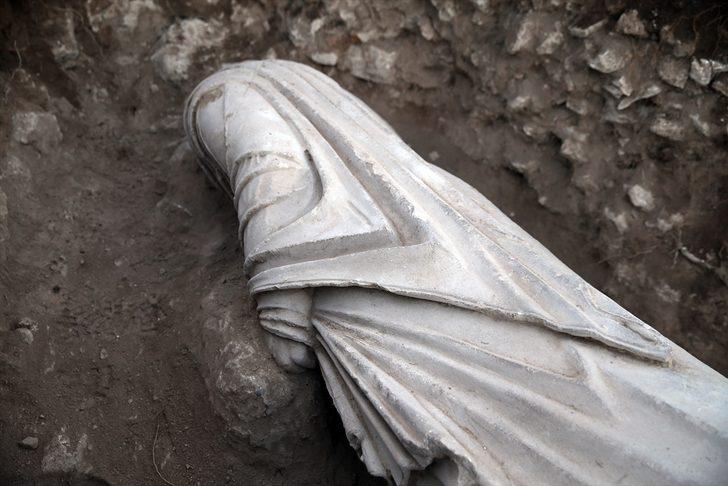 Uşak'taki Blaundos Antik Kenti kazılarında 2 bin yıllık iki heykel bulundu G1