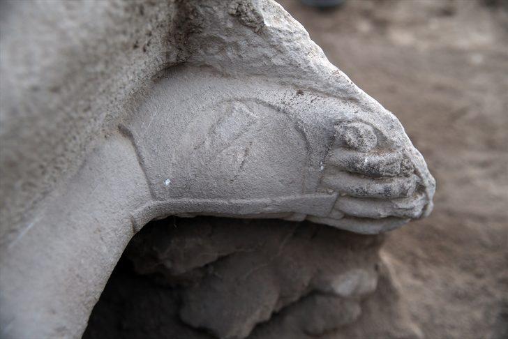 Uşak'taki Blaundos Antik Kenti kazılarında 2 bin yıllık iki heykel bulundu G5