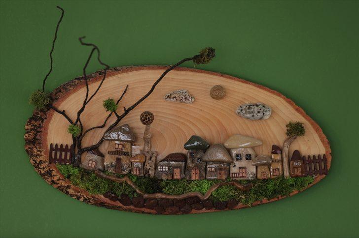 Denizden topladığı ağaç parçalarını sanat eserine dönüştürüyor G2