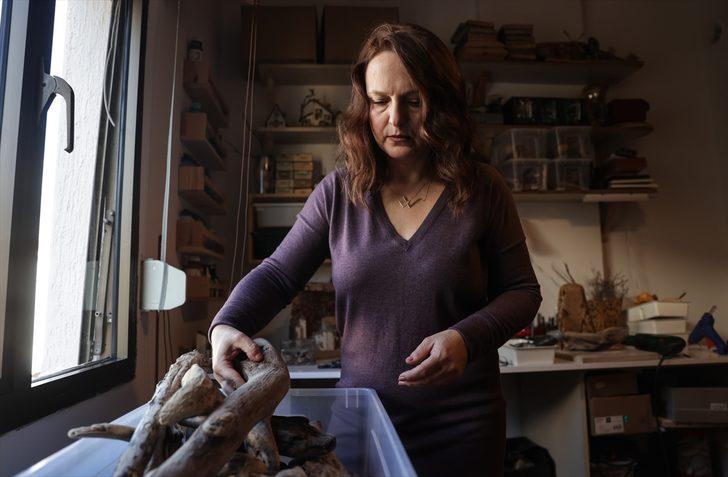 Denizden topladığı ağaç parçalarını sanat eserine dönüştürüyor G3