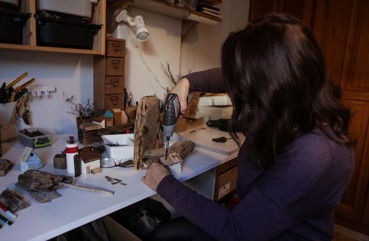 Denizden topladığı ağaç parçalarını sanat eserine dönüştürüyor G4