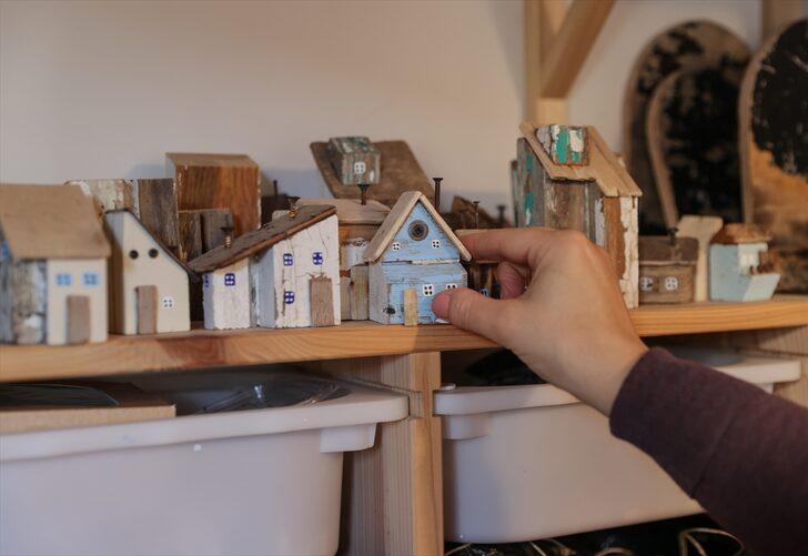 Denizden topladığı ağaç parçalarını sanat eserine dönüştürüyor G5