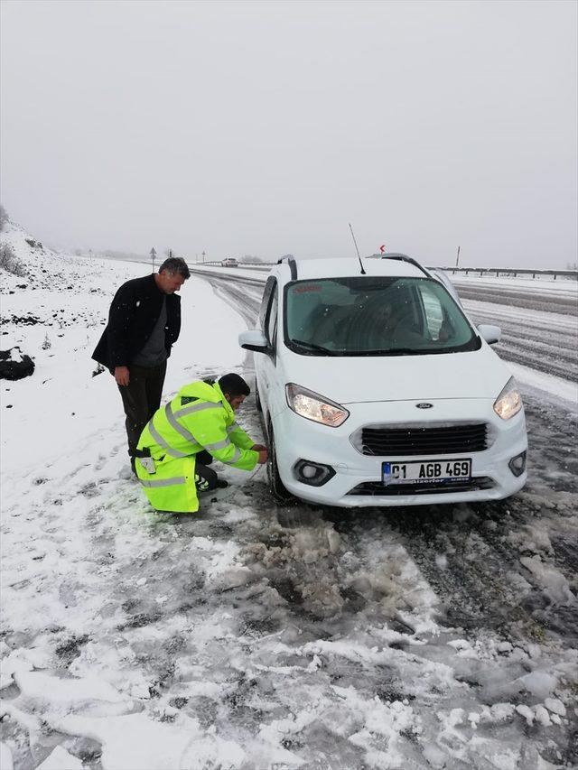 Bingöl'de kar nedeniyle yolda kalan ailenin yardımına polis yetişti