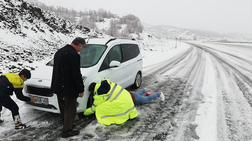 Bingöl'de kar nedeniyle yolda kalan ailenin yardımına polis yetişti