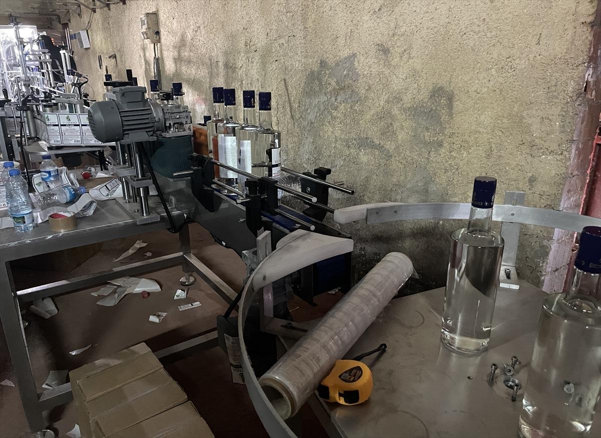 Kocaeli'de sahte i&ccedil;ki operasyonunda yakalananlardan 3'&uuml; adliyede