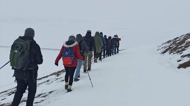 Dağcılar Kars'taki Büyük Yahni Dağı'na tırmanıp şehitleri anıyor