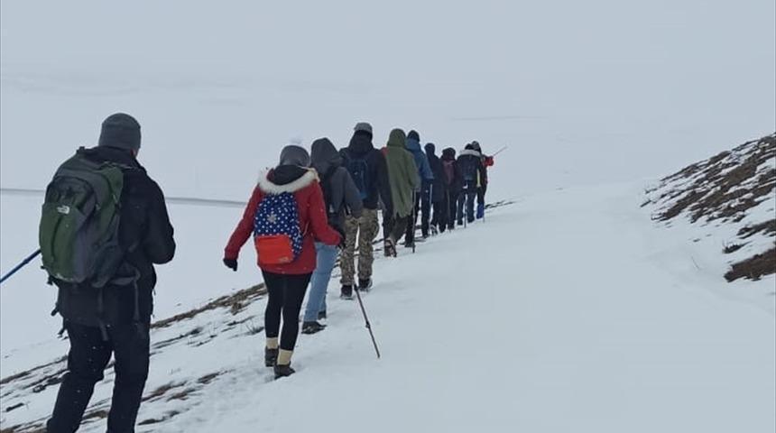 Dağcılar Kars'taki Büyük Yahni Dağı'na tırmanıp şehitleri anıyor