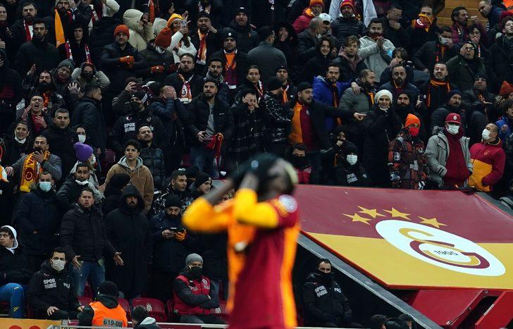 Son dakika: Galatasaray'da Diagne sakatlandı! Acı içinde kenara geldi