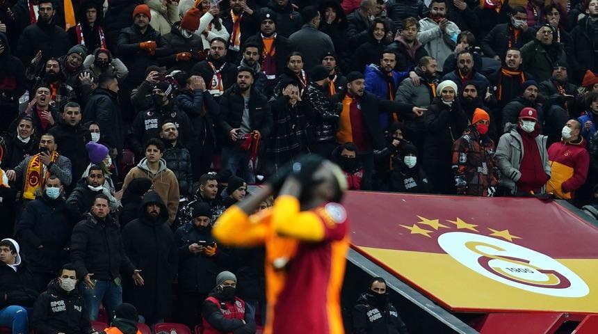 Son dakika: Galatasaray'da Diagne sakatlandı! Acı içinde kenara geldi