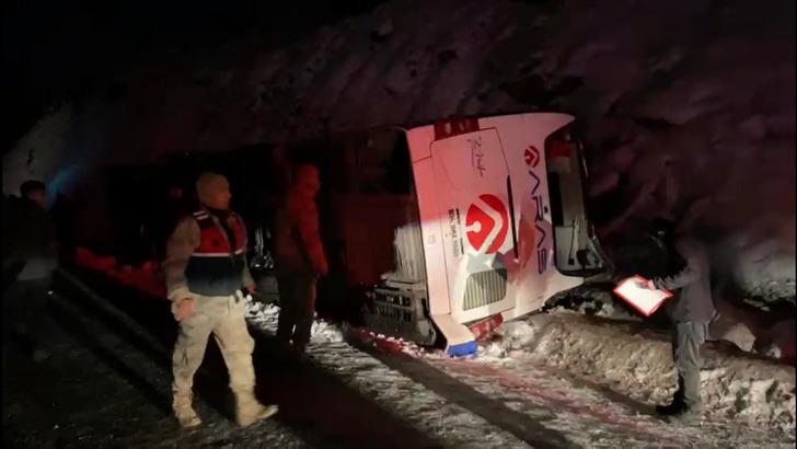 Son Dakika: Kars'ta yolcu otobüsü devrildi! Ölü ve yaralılar var G1