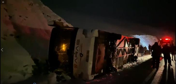 Son Dakika: Kars'ta yolcu otobüsü devrildi! Ölü ve yaralılar var G2