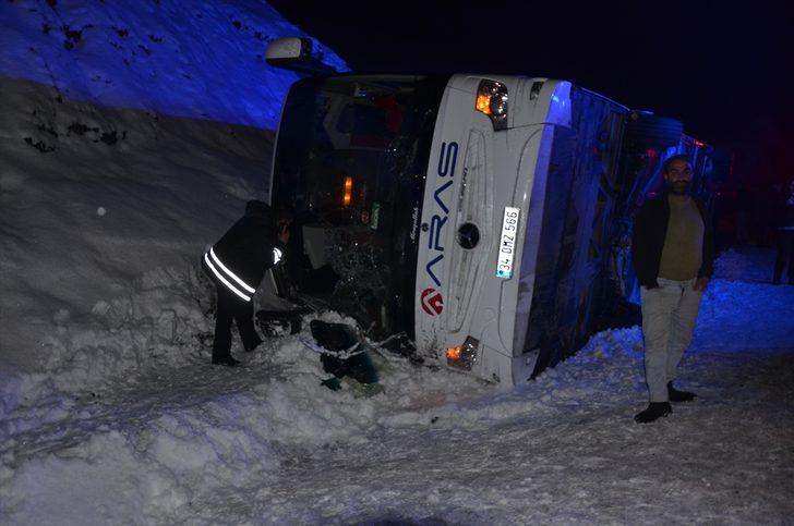 GÜNCELLEME 2 - Kars-Erzurum yolunda otobüs devrildi, 4 kişi öldü, 18 kişi yaralandı G5