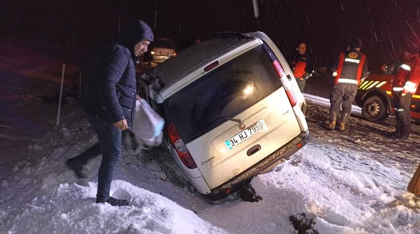 Ağrı'da şarampole devrilen hafif ticari araçtaki 3 kişi yaralandı