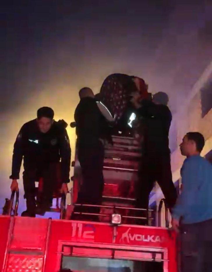 Ahmetli'de çıkan yangında yaşlı çifti itfaiye kurtardı G2