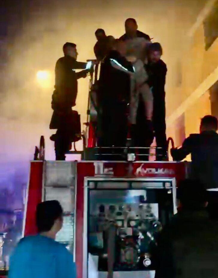 Ahmetli'de çıkan yangında yaşlı çifti itfaiye kurtardı G3