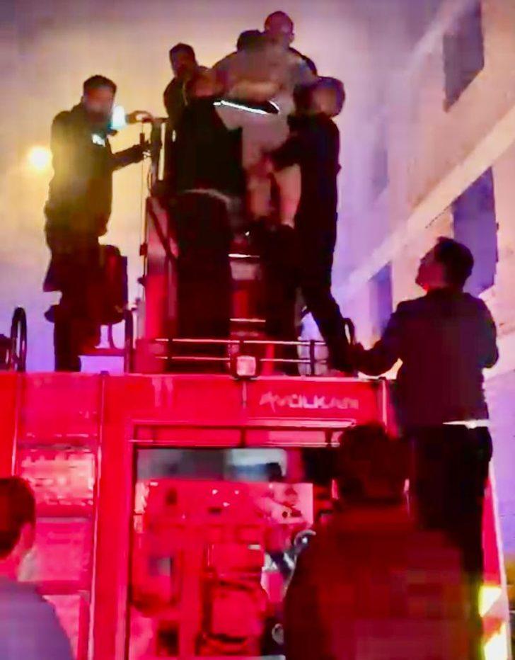 Ahmetli'de çıkan yangında yaşlı çifti itfaiye kurtardı G4