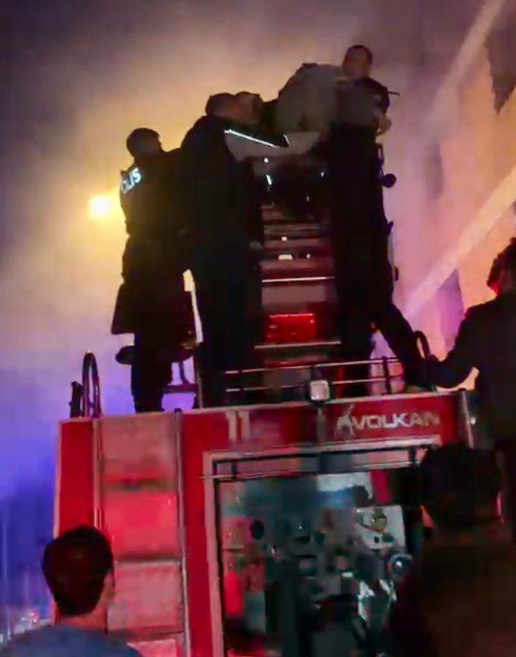 Ahmetli'de çıkan yangında yaşlı çifti itfaiye kurtardı G5