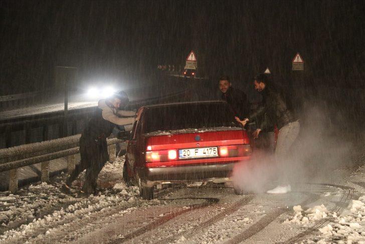 Denizli-Antalya kara yolunda yoğun kar yağışı nedeniyle ulaşım aksıyor G1