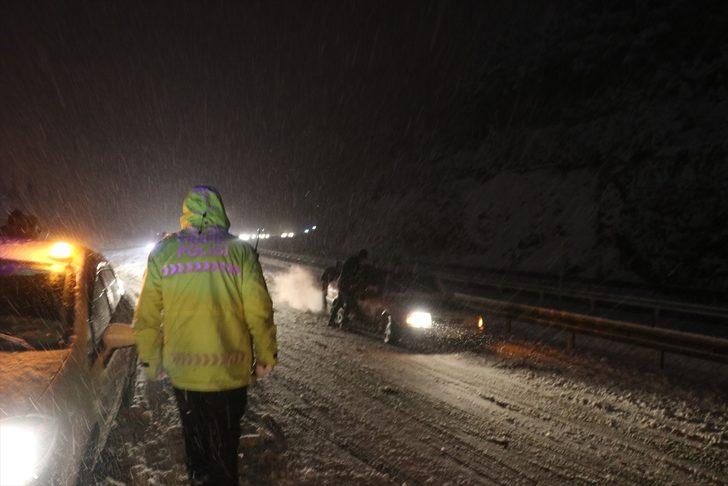 Denizli-Antalya kara yolunda yoğun kar yağışı nedeniyle ulaşım aksıyor G2