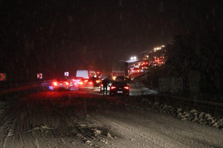 Denizli-Antalya kara yolunda yoğun kar yağışı nedeniyle ulaşım aksıyor G4