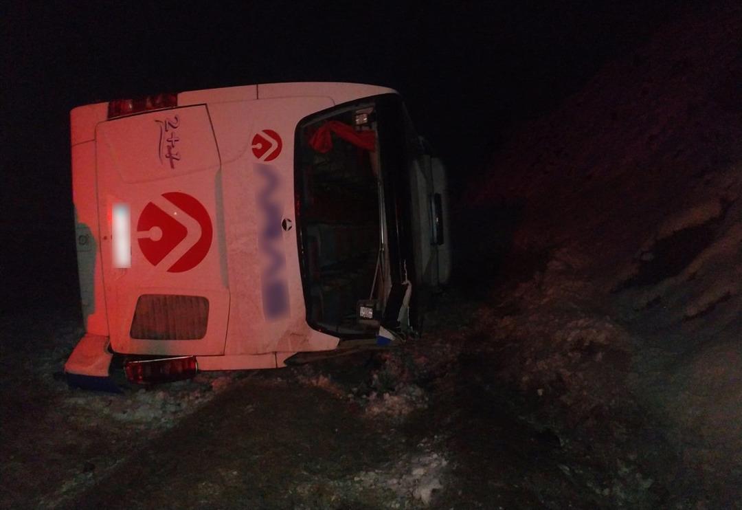 Son Dakika: Kars'ta yolcu otob&uuml;s&uuml; devrildi! &Ouml;l&uuml; ve yaralılar var