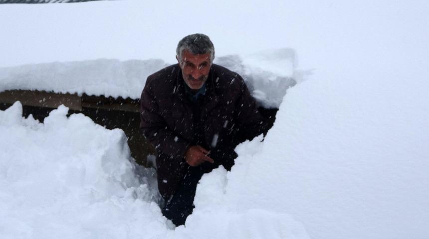 Muş'ta 1600 rakımda kış esareti! 60 santimetreyi buldu, evler kara gömüldü 