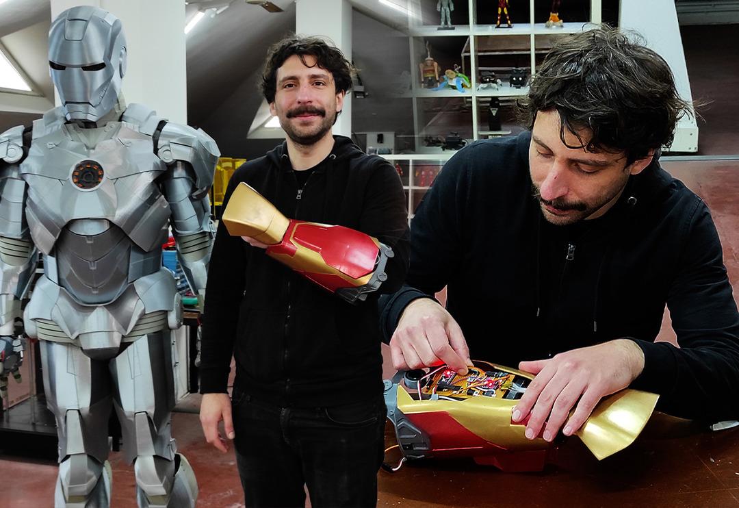 Derisinin altına &ccedil;ip yerleştiren T&uuml;rk yazılımcı Tolga &Ouml;zuygur, Iron Man gibi ateş ediyor!